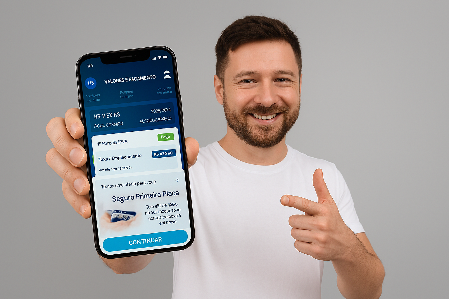 Homem segurando um smartphone e apontando para a tela, representando a praticidade do aplicativo Primeira Placa para o emplacamento de veículos.