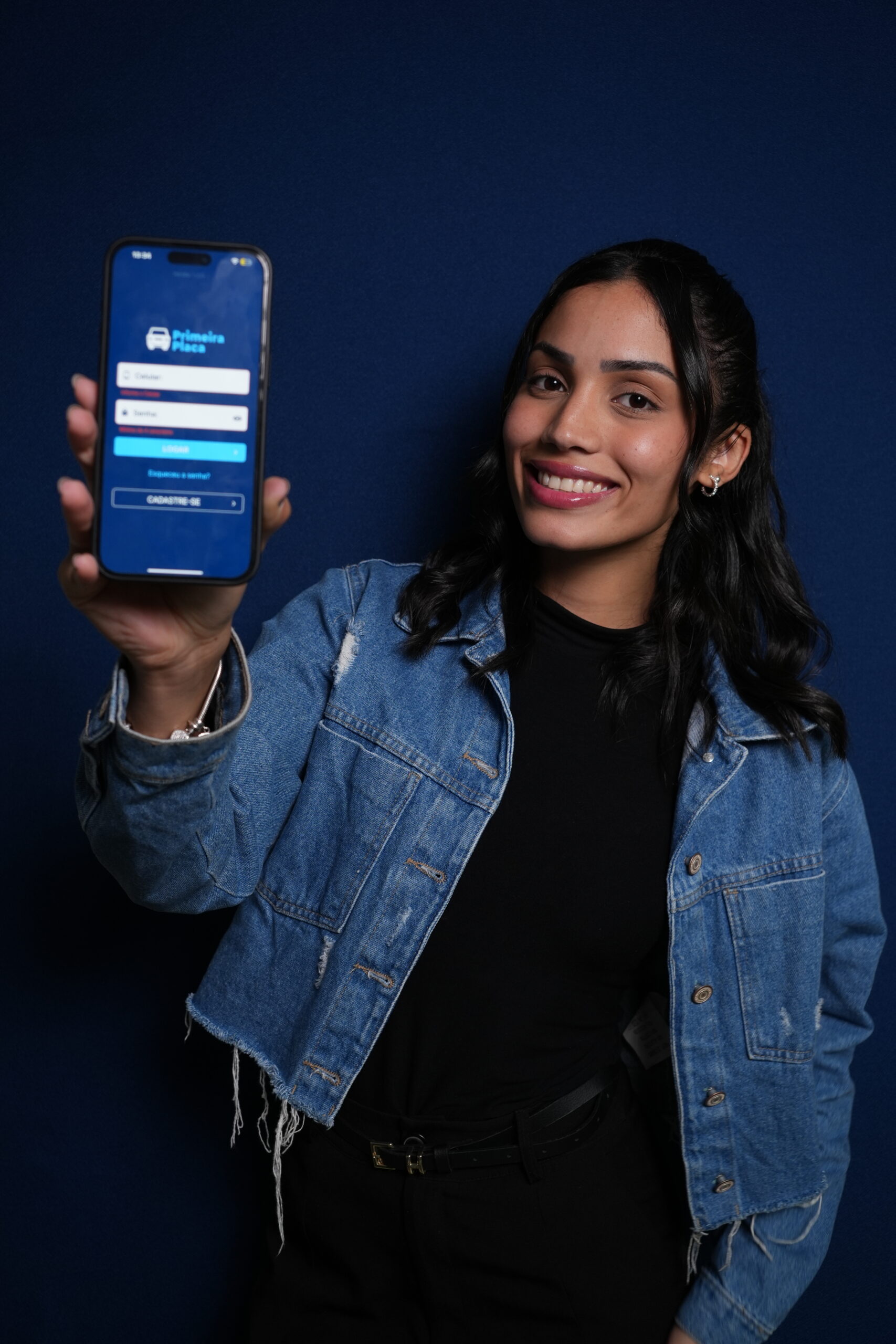 Usuária do app Primeira Placa acessando o processo de emplacamento de forma prática e segura.