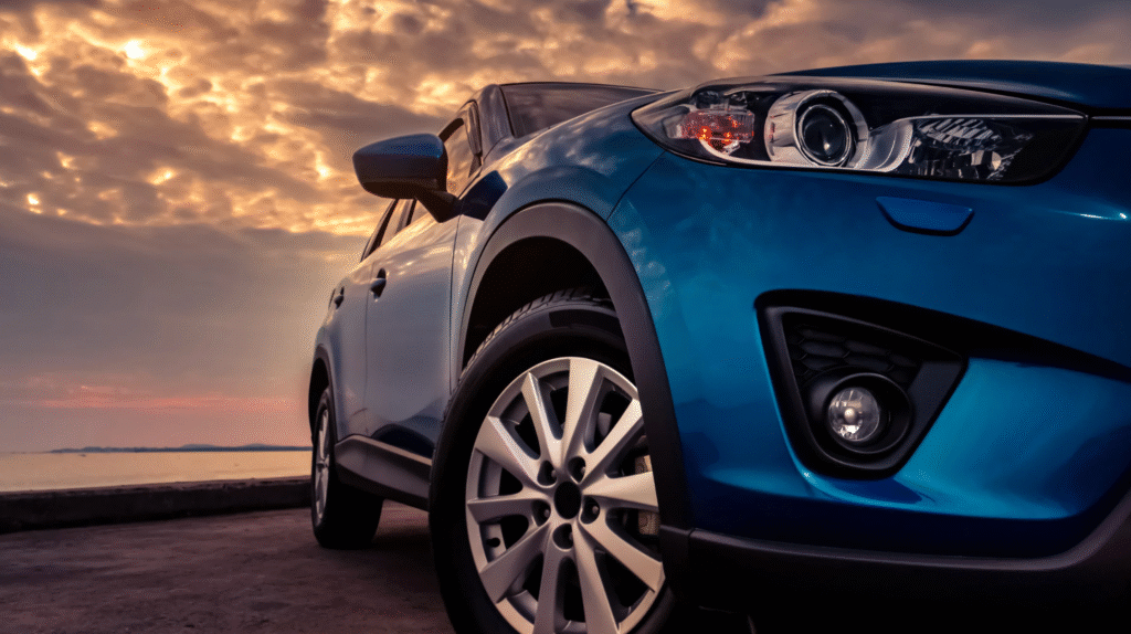 Carro moderno sob o pôr do sol, simbolizando inovação e as novas tendências automotivas para 2025.