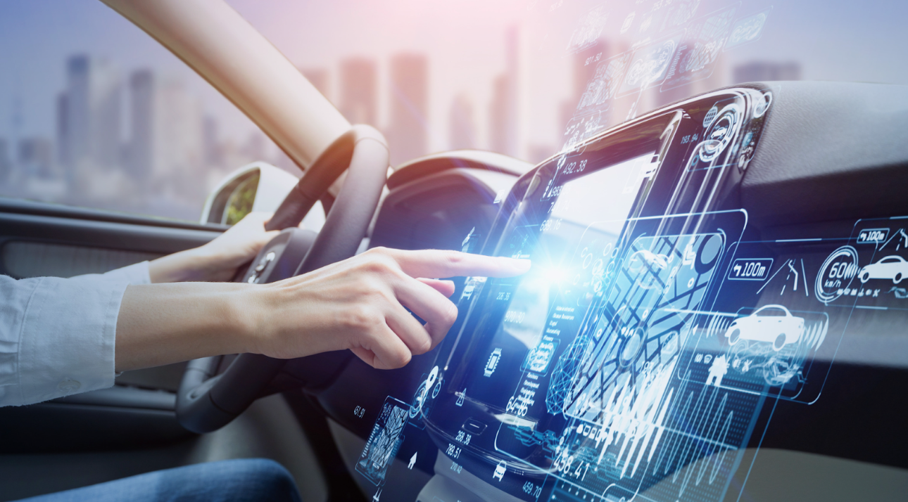 Pessoa interagindo com painel digital de um carro inteligente, representando a tendência de conectividade e tecnologias avançadas nos veículos de 2025.