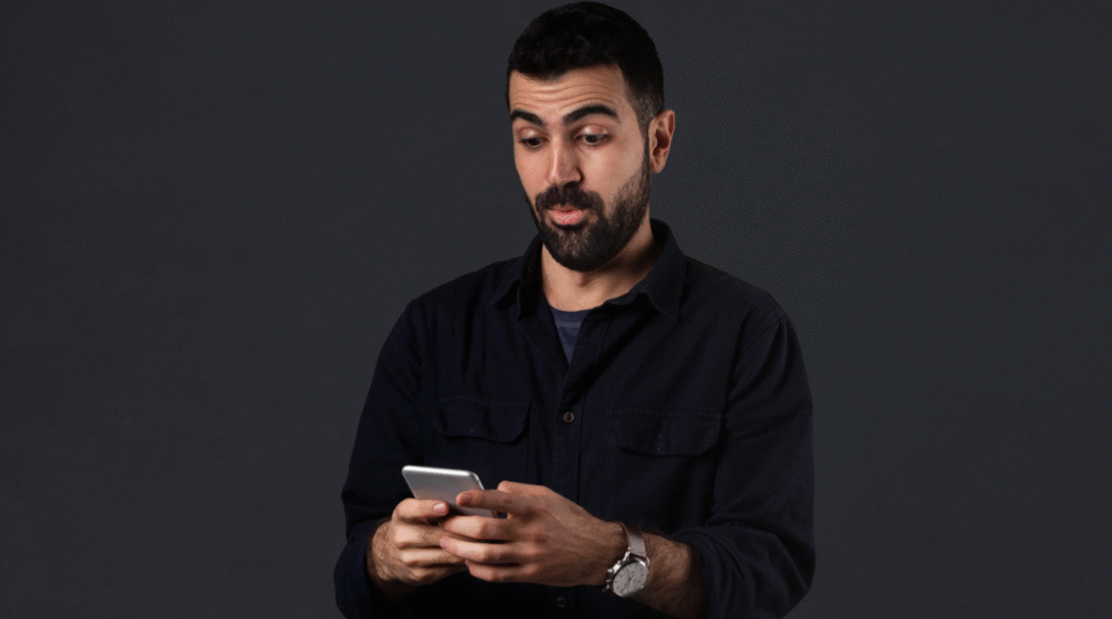 Pessoa verificando pontos e multas da CNH em tempo real pelo celular.