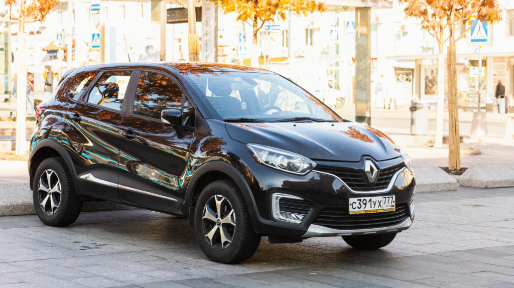 Renault Logan usado estacionado em vaga urbana, representando praticidade para quem acabou de tirar a CNH.