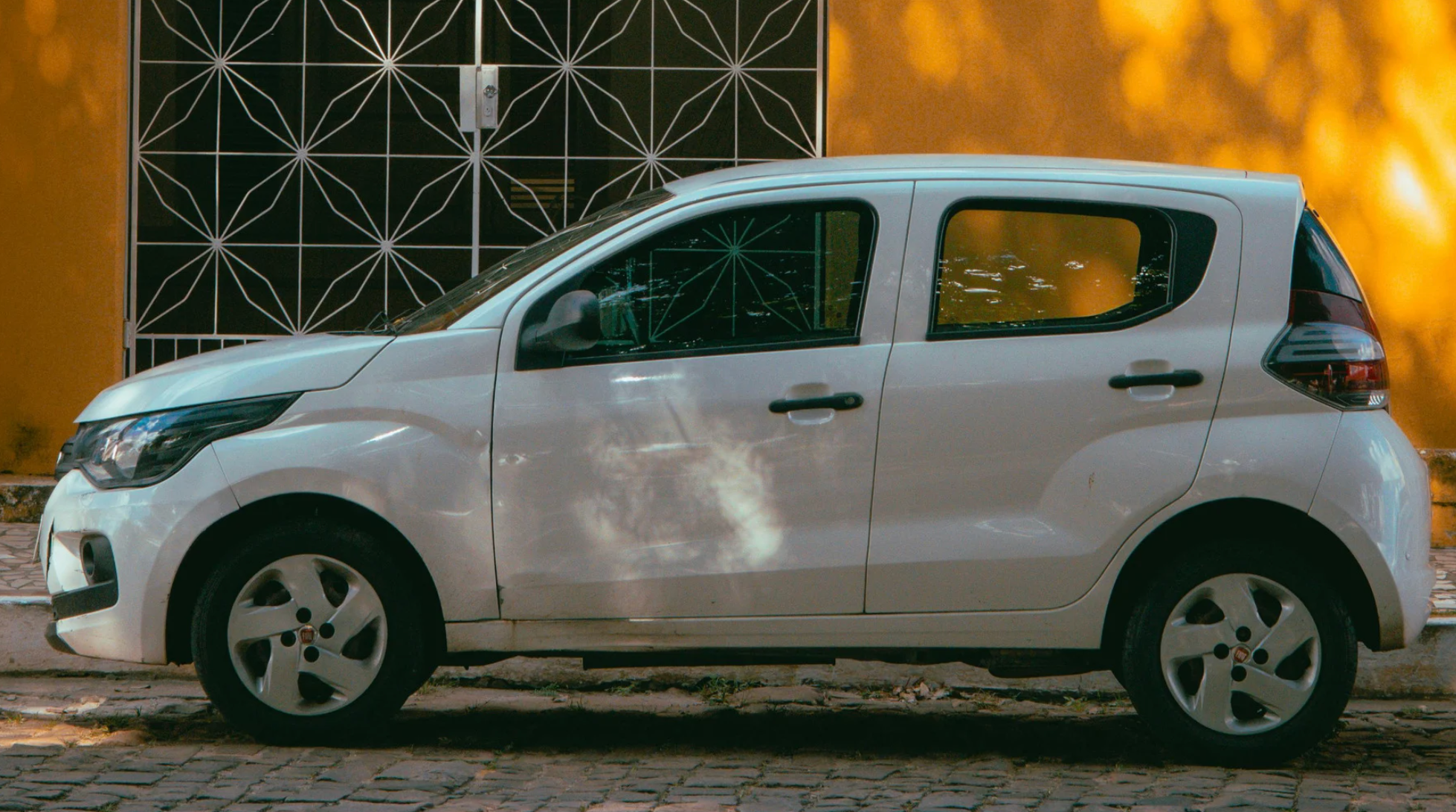 Fiat Mobi usado estacionado em frente de casa, representando praticidade para quem acabou de tirar a CNH.