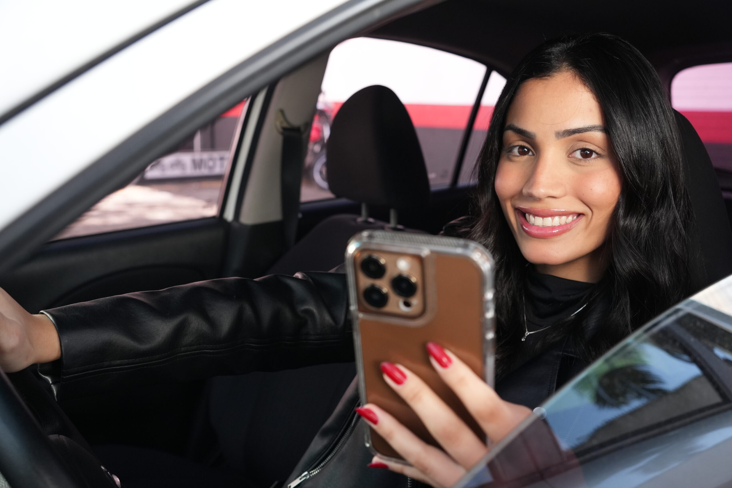Motorista regularizando a documentação do carro 0KM pelo app Primeira Placa 