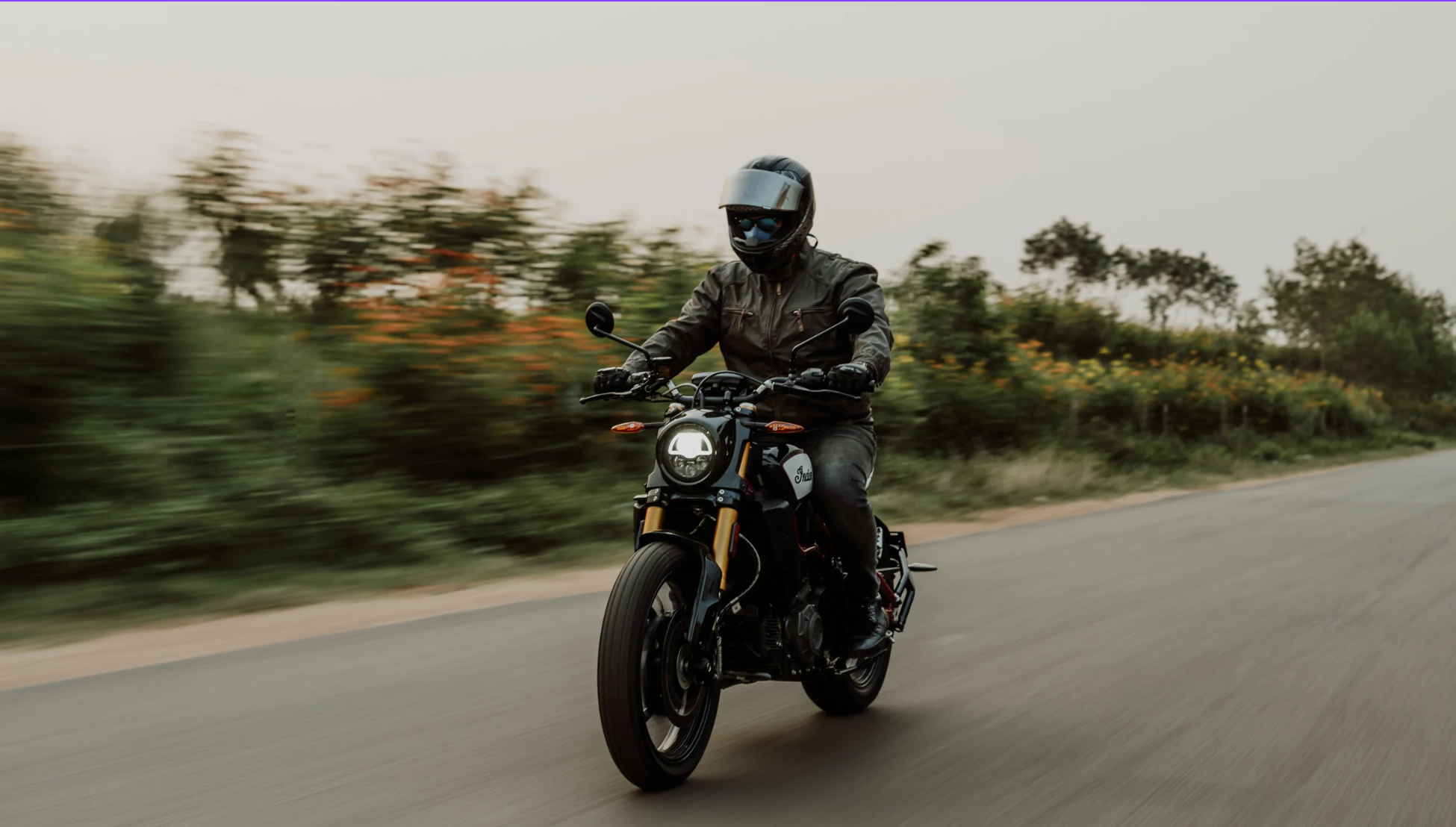 Motociclista andando na estrada antes do emplacamento