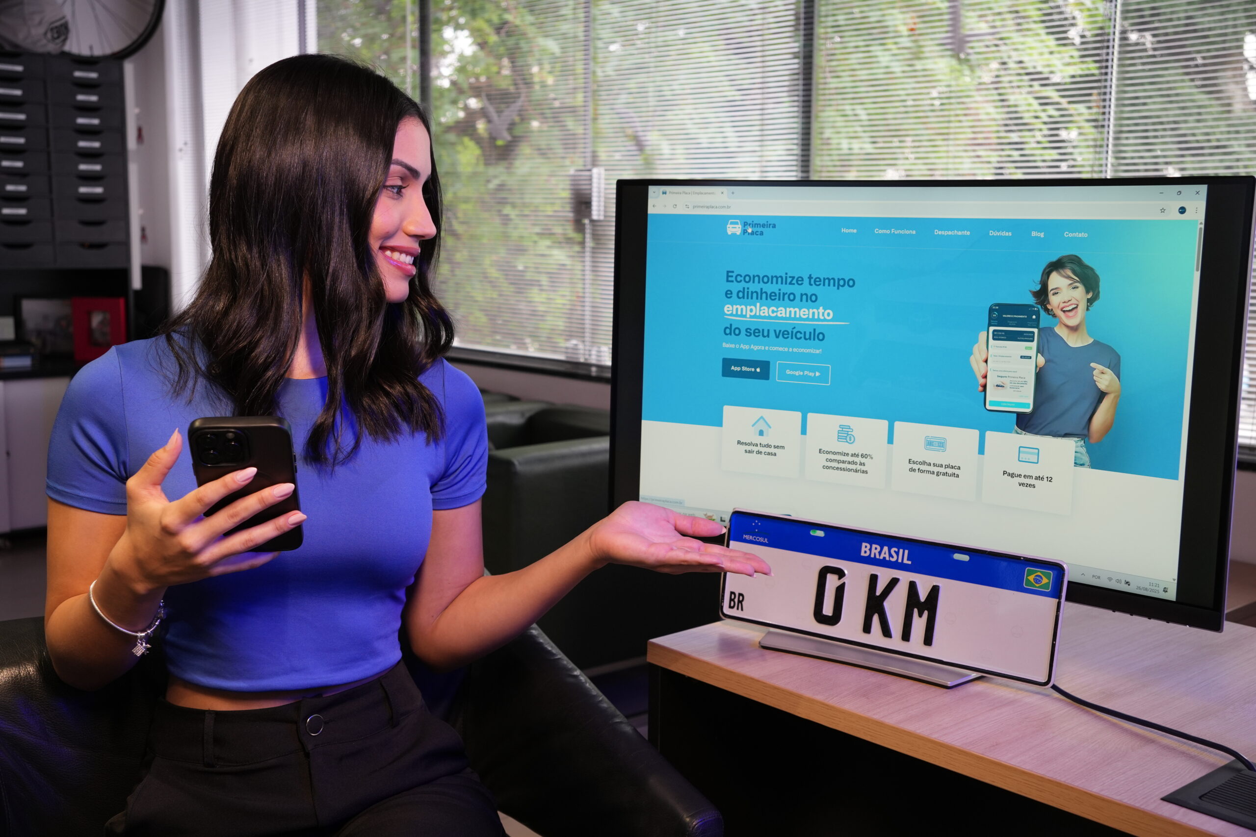 Jovem em frente ao computador com o site do Primeira Placa mostrando praticidade para a emissão digital do documento do carro 0KM.