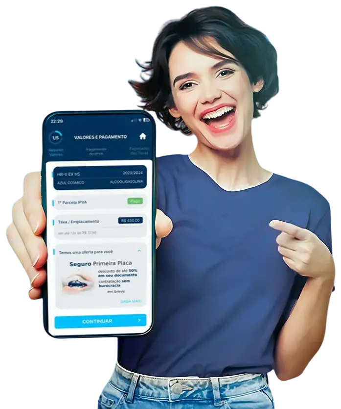 Mulher segurando um celular com o App Primeira Placa aberto